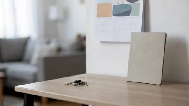 Zweitwohnungsteuer: Schlüssel, Kalender und Unterlagen in einer Wohnung als Symbol für die Steuer auf die Zweitwohnung.