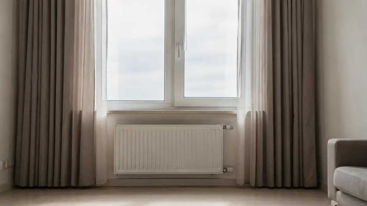 Schallgedämmte Mietwohnung mit geschlossenem Fenster und Vorhängen zum Thema Lärmbelästigung in der Mietwohnung