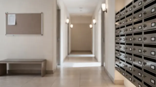 Hausflur mit Aushang zur Hausordnung und Briefkästen in einem Wohnhaus